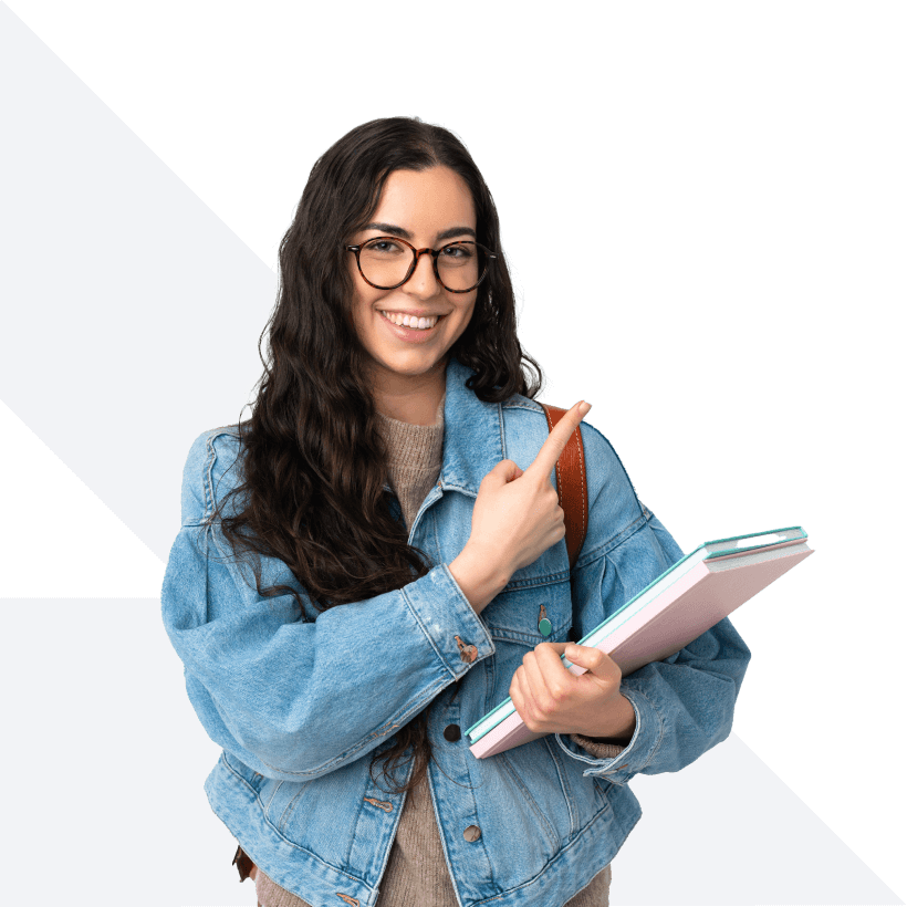 Mujer con lentes cargando un libro